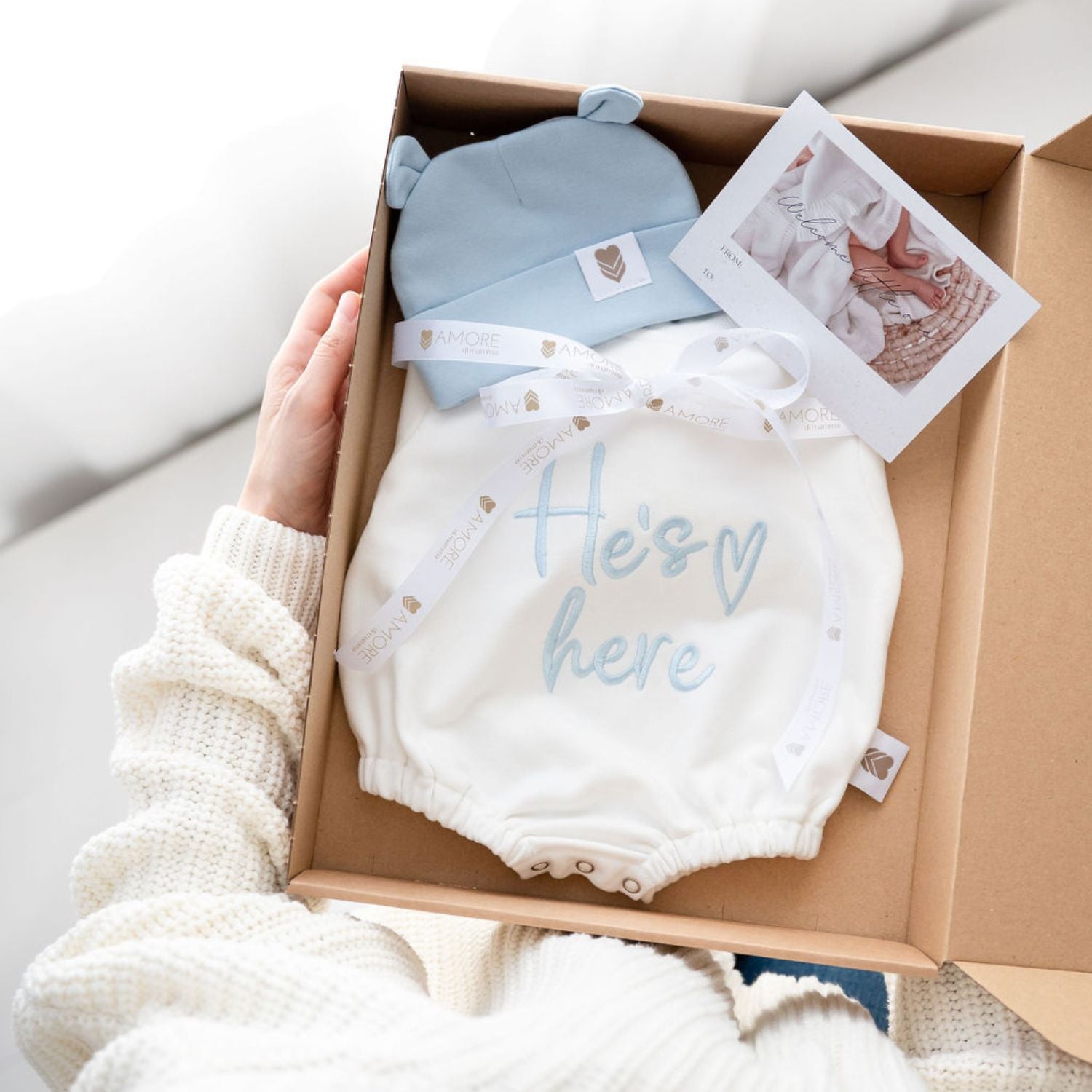 He/She Is Here darilni paket